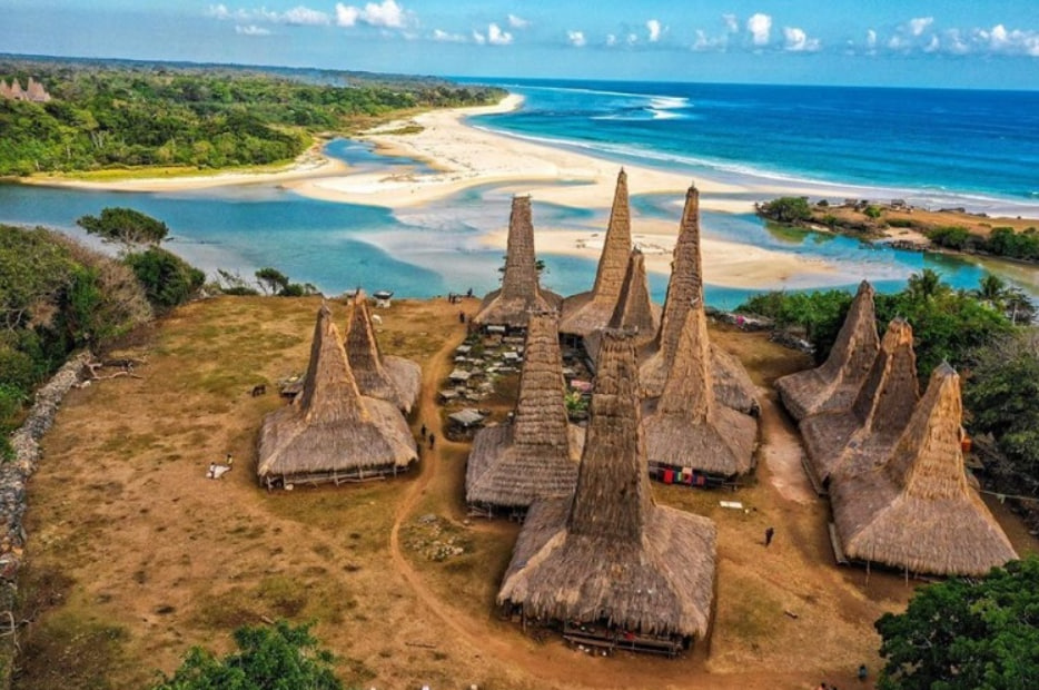 Ilustrasi Berita Pariwisata Indonesia 2025 menampilkan destinasi wisata alam dan budaya nusantara