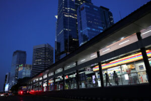 ilustrasi aktivitas ekonomi digital dan bisnis modern di Indonesia