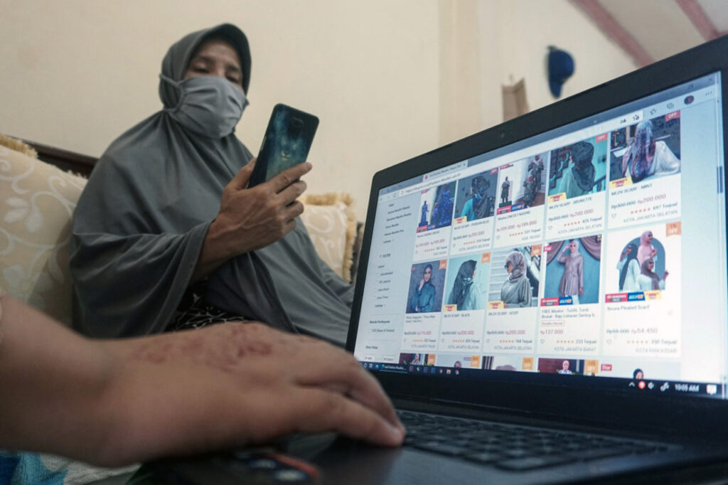ilustrasi aktivitas belanja online menggunakan smartphone di Indonesia