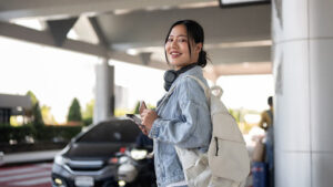 transportasi digital di Indonesia dengan pengemudi aplikasi ride-hailing di kota modern