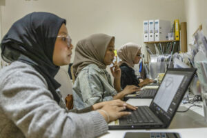 UMKM digital Indonesia dengan pelaku usaha menggunakan laptop dan smartphone