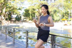 wearable technology Indonesia seperti smartwatch digunakan untuk memantau kesehatan