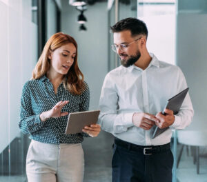 digital marketing Indonesia dengan tim bekerja menggunakan laptop dan analisis data