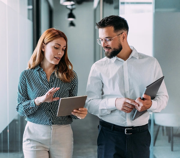 digital marketing Indonesia dengan tim bekerja menggunakan laptop dan analisis data