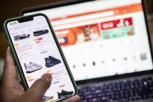 e-commerce Indonesia dengan aktivitas belanja online melalui smartphone dan pengiriman paket