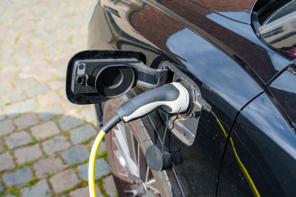 kendaraan listrik Indonesia dengan mobil listrik di kota modern ramah lingkungan