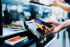 fintech Indonesia dengan transaksi digital melalui smartphone dan teknologi keuangan modern
